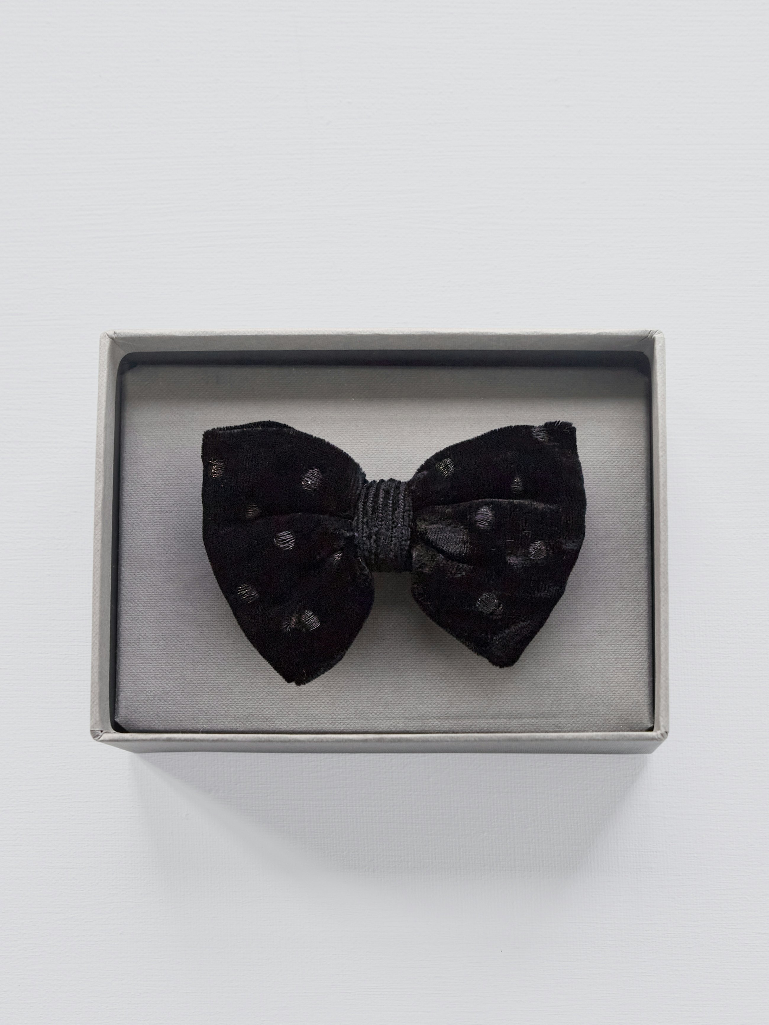 Open black P on velvet BT P